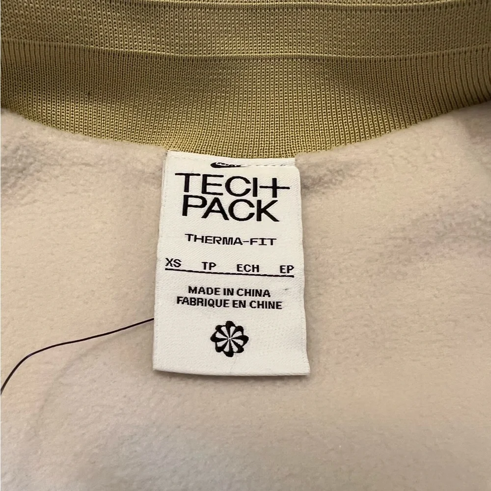Nike Sportswear Women's Therma Fit Tech Pac Sz XS - Beige (DQ7745…